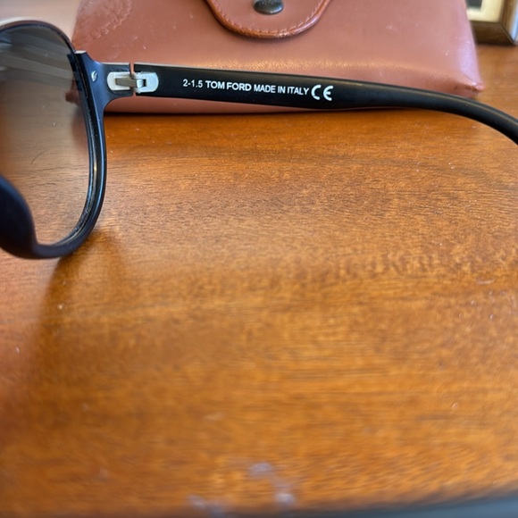Tom Ford sunglasses like new - Picture 3 of 3